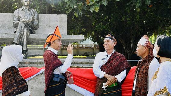 Usai Nonton Konser Slank, Presiden Jokowi Tinjau Pabrik Sorgum dan Bagikan Bansos di Sumba Timur