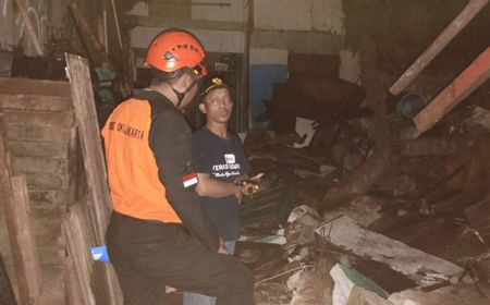 Tiga Rumah di Duren Sawit Rusak Tergerus Tanah Longsor