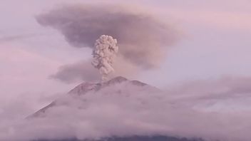 Gunung Semeru Erupsi 5 Kali dengan Tinggi Letusan Capai 1,2 Km