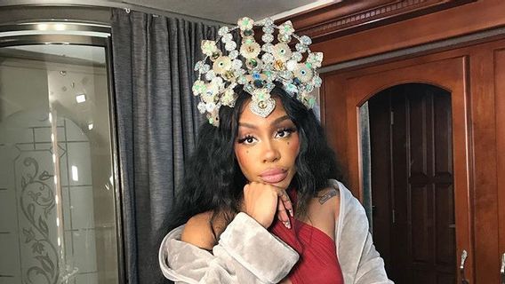 SZA And Lizzo Hold A Meditation Session On Instagram