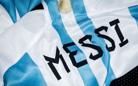 Gara-gara Meluk Messi, Fan Beratnya di Beijing Dilarang Nonton Bola Setahun