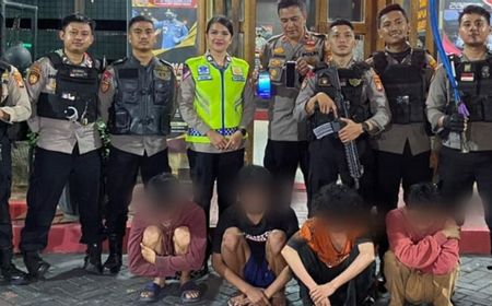 Empat Remaja Bersajam Celurit Diringkus Polisi di Kawasan Kebon Jeruk