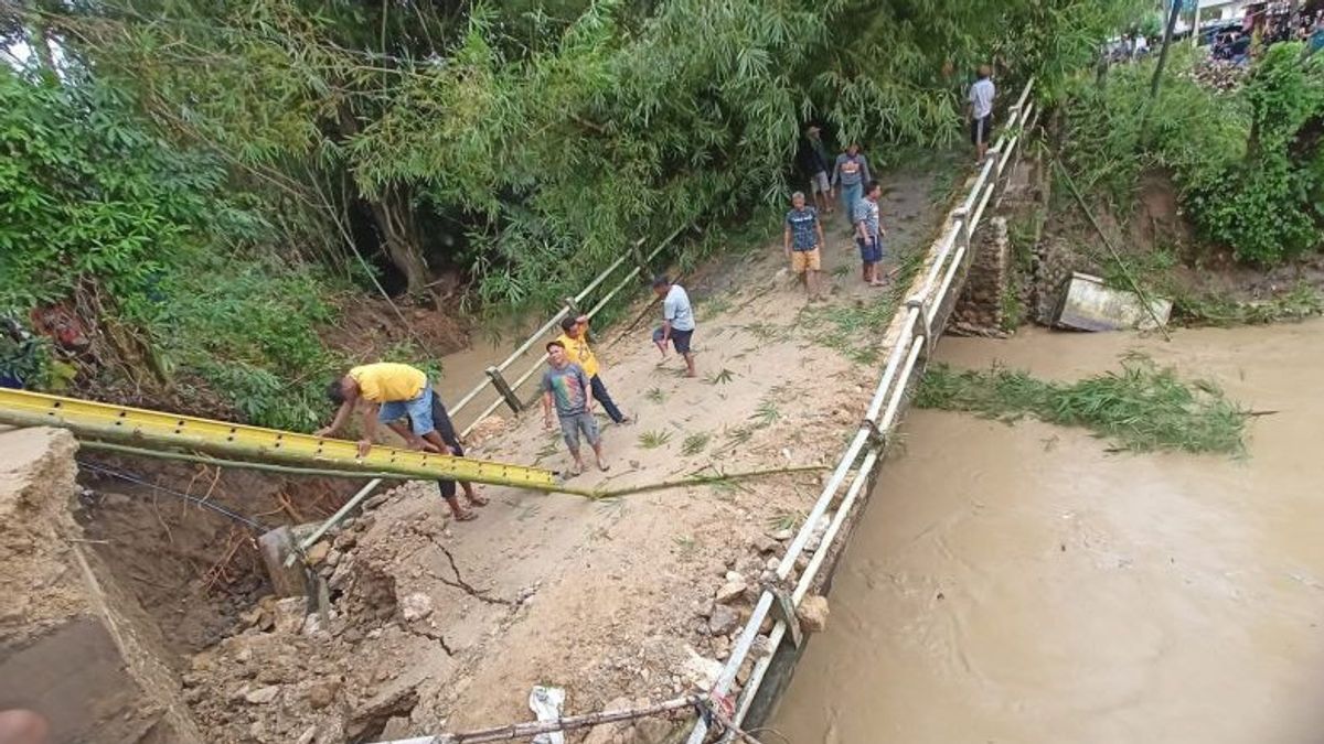 ゴロンタロのウポメラ橋が再び崩壊、住民が孤立