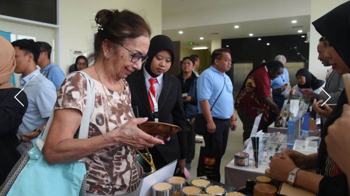 The House Of Representatives Presents Tangma Coffee From Papua For The Delegation Of The Pacific Parliament