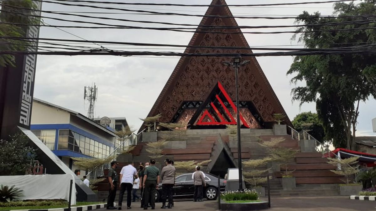 Attending The Inauguration Of The At-Taufiq Mosque, Jokowi Appears To Be Talking With Megawati