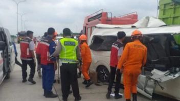 Quatre Personnes Sont Mortes Dans Un Accident De Voiture Sur La Route à Péage De Lampung