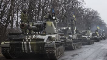 攻撃を期待し、ウクライナはクリミア国境に戦車と砲兵を送ります