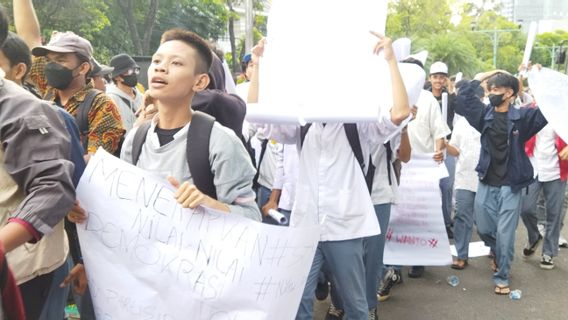 Aksi Demo di Depan KPU RI Diwarnai Intimidasi dan Pelemparan Botol