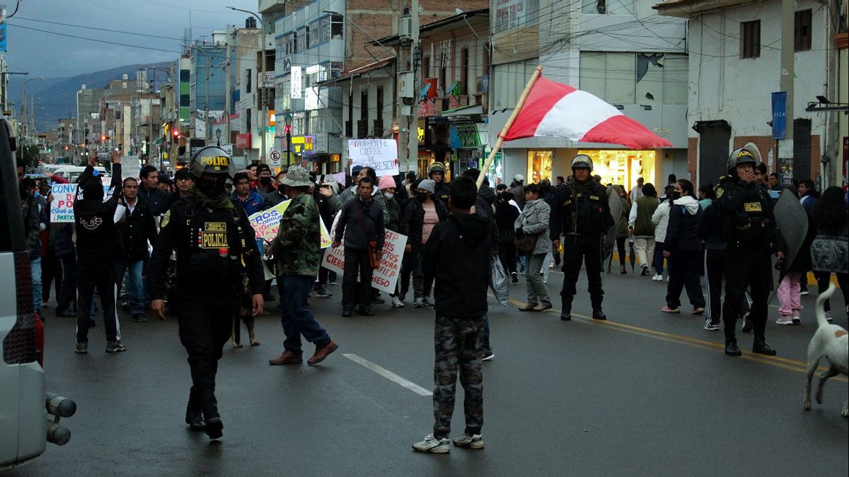 フリアカでの衝突で12人が死亡、ペルーでの反政府抗議の死者数は34人に増加