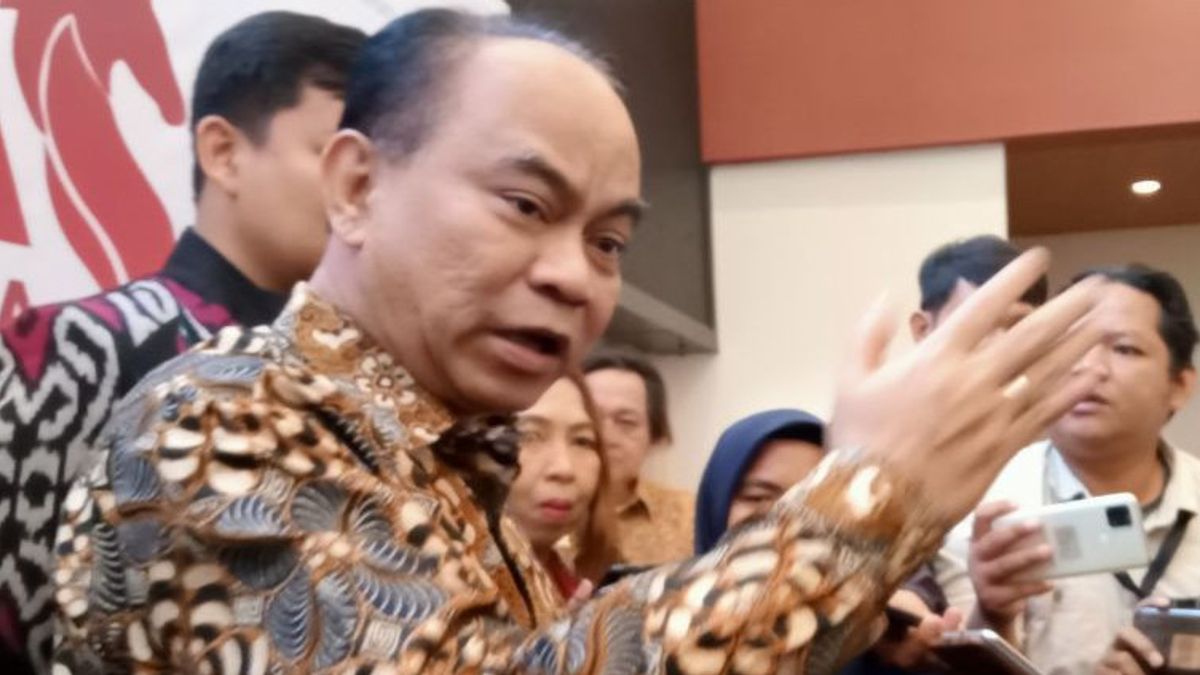 Pukul Gong, Menkominfo Buka Rapat Koordinasi Nasional Komisi Informasi di NTB