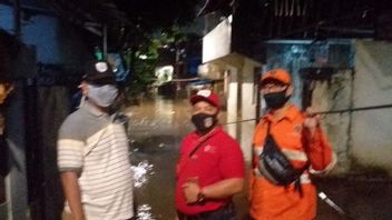 Once Flooded 7 RWs In Pejaten Timur, The Village Head Instructed The Standby Officers To Prepare An Inflatable Boat