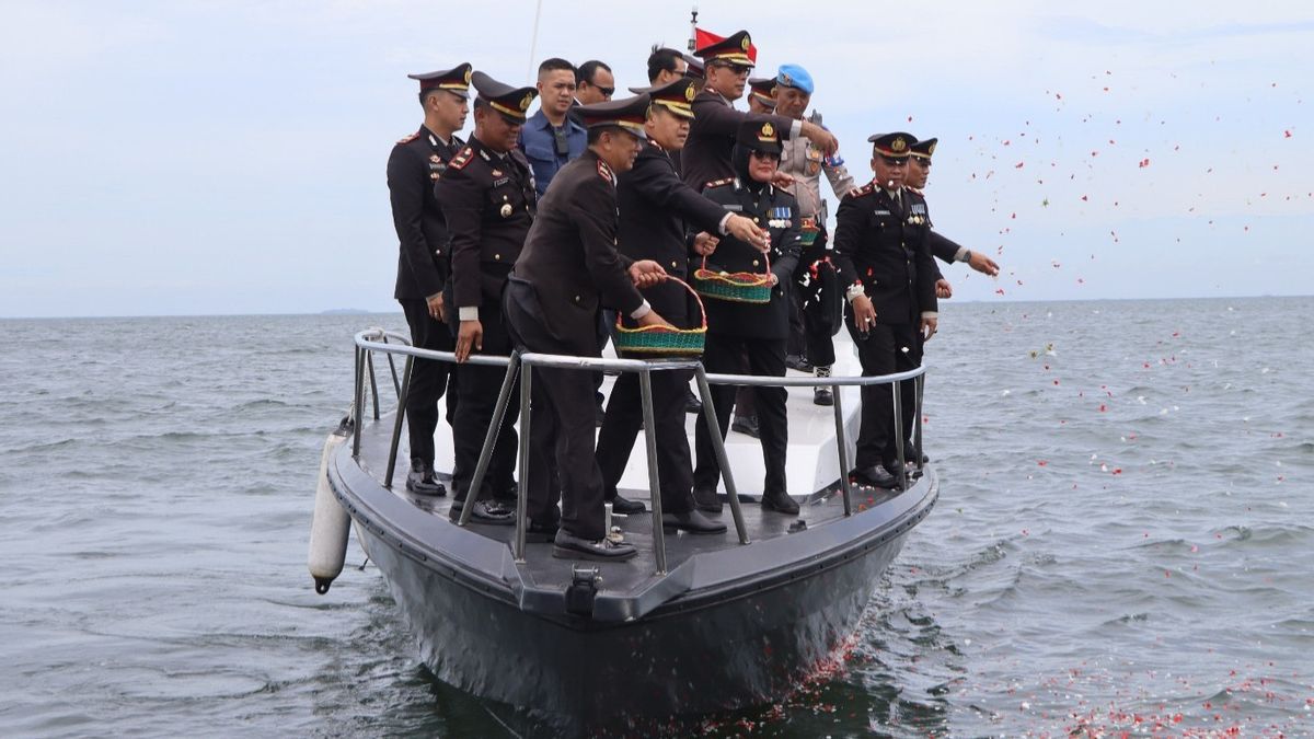 Hormati Jasa Pahlawan, Polres Kepulauan Seribu Tabur Bunga di Perairan