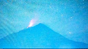 Gunung Karangetang Sitaro Semburkan Lava Pijar