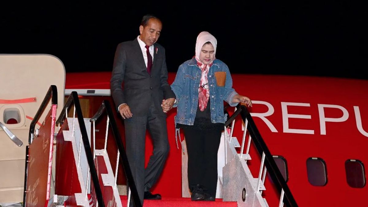 Jokowi est envolé pour un avion commercial de retour de Kampung à Solo dimanche 20 octobre après-midi