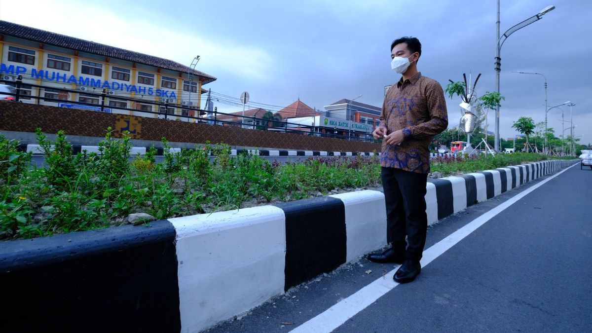 Saat Gibran 'Jokowi' Digandrungi <i>Emak-emak</i> Solo di Pasar Nusukan: Mas Gibran, Foto