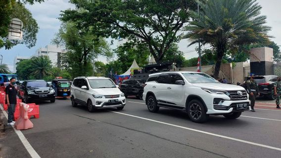 Avant La Messe De La Veille De Noël 2021, La Circulation Autour De La Cathédrale De Jakarta Est Dense