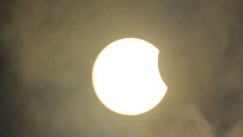 ベンクル空に見えるハイブリッド日食現象のこの外観