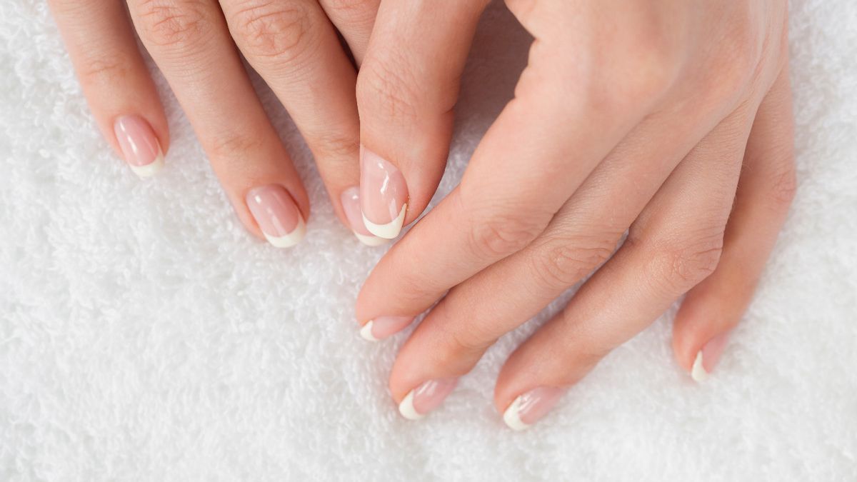 9 Inspirasi Model Kuteks Bergaya French Manicure untuk Natal