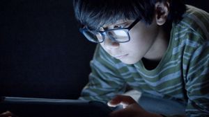Bahaya Screen Time Berlebih pada Anak yang Perlu Diketahui Para Orang Tua