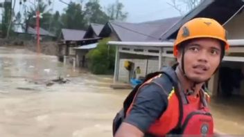 戏剧性地疏散帕达格居民，SAR小组使用橡胶船