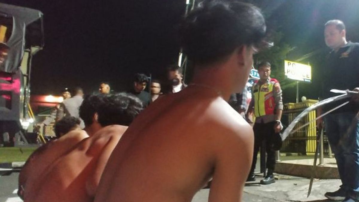 الشرطة في بادانغ تعتقل 15 مراهقا يحملون أسلحة حادة جاهزة للشجار