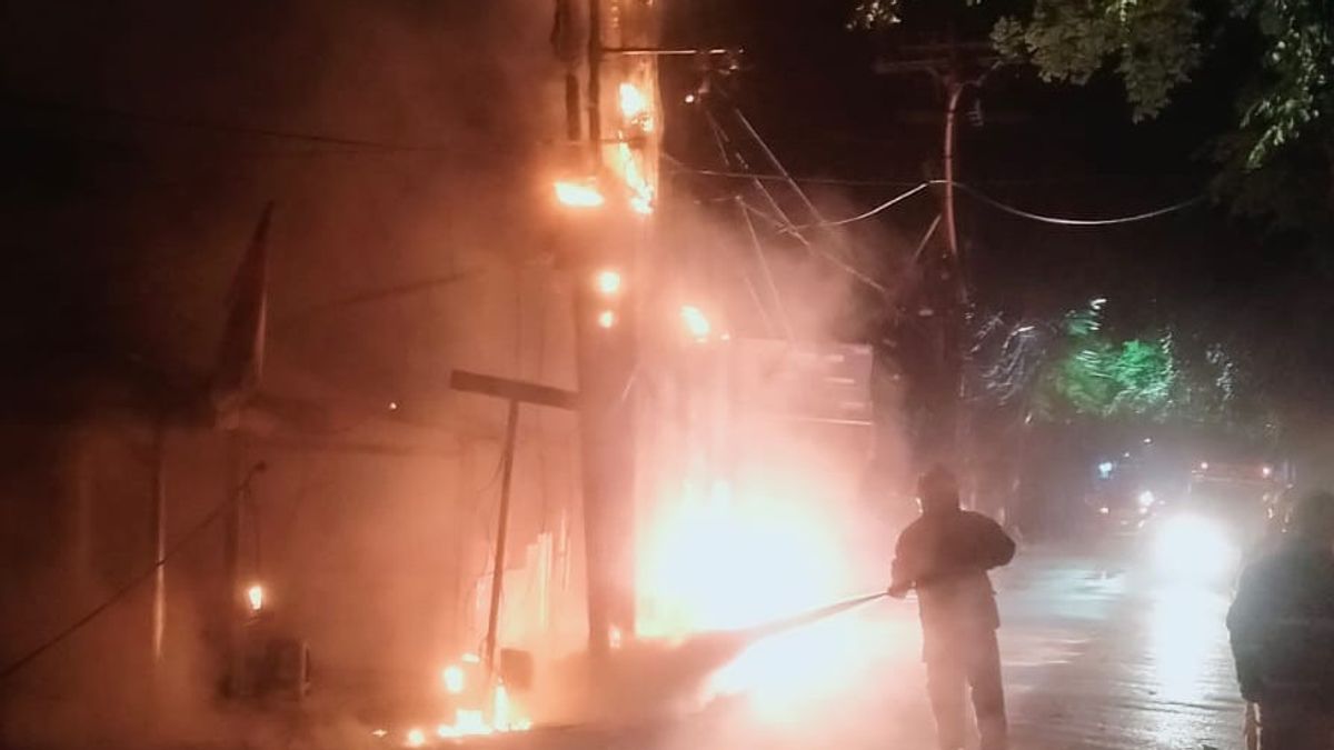 Korsleting Listrik, Kabel Udara di Joglo Jakbar Terbakar