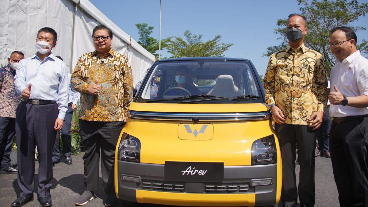 الوزير المنسق ايرلانغا يفتتح اطلاق إنتاج الهواء الولينغ EV المصنوع في اندونيسيا