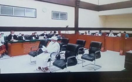 Rizieq Shihab Tampak Serius dan Mencatat Tuntutan Jaksa