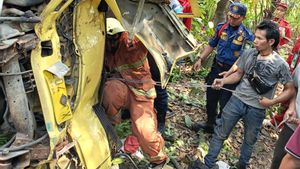 Ngantuk, chauffeur de camion heurté un arbre, son corps piégé