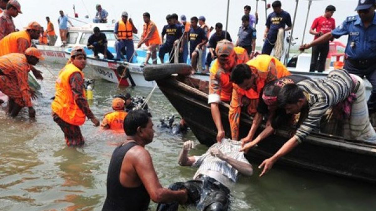 Un Hors-bord Au Bangladesh Frappé Par Un Bateau De Sable, 26 Personnes Tuées, Certaines Sont Toujours Portées Disparues