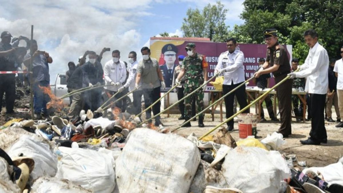 Bengkalis Kejari Destroys Thousands Of Pairs Of Shoes And Bags Resulting From Sastro Situmorang Crime