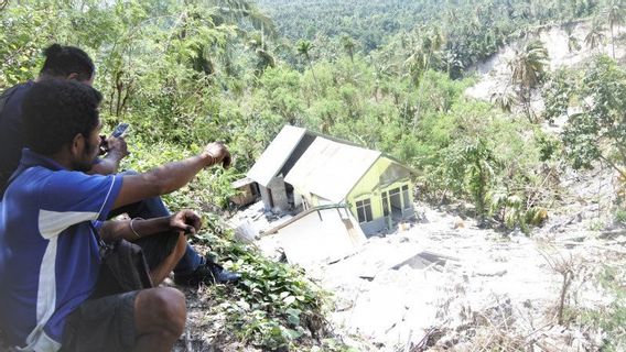 住民は驚き、クパン地すべり現場に突然湧き水が現れる