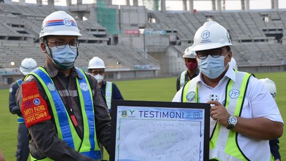 PTPP Commissioner Makes Working Visit To A Rp874 Billion Project In Banten While Handing Vaccine Carrier To The Local Police