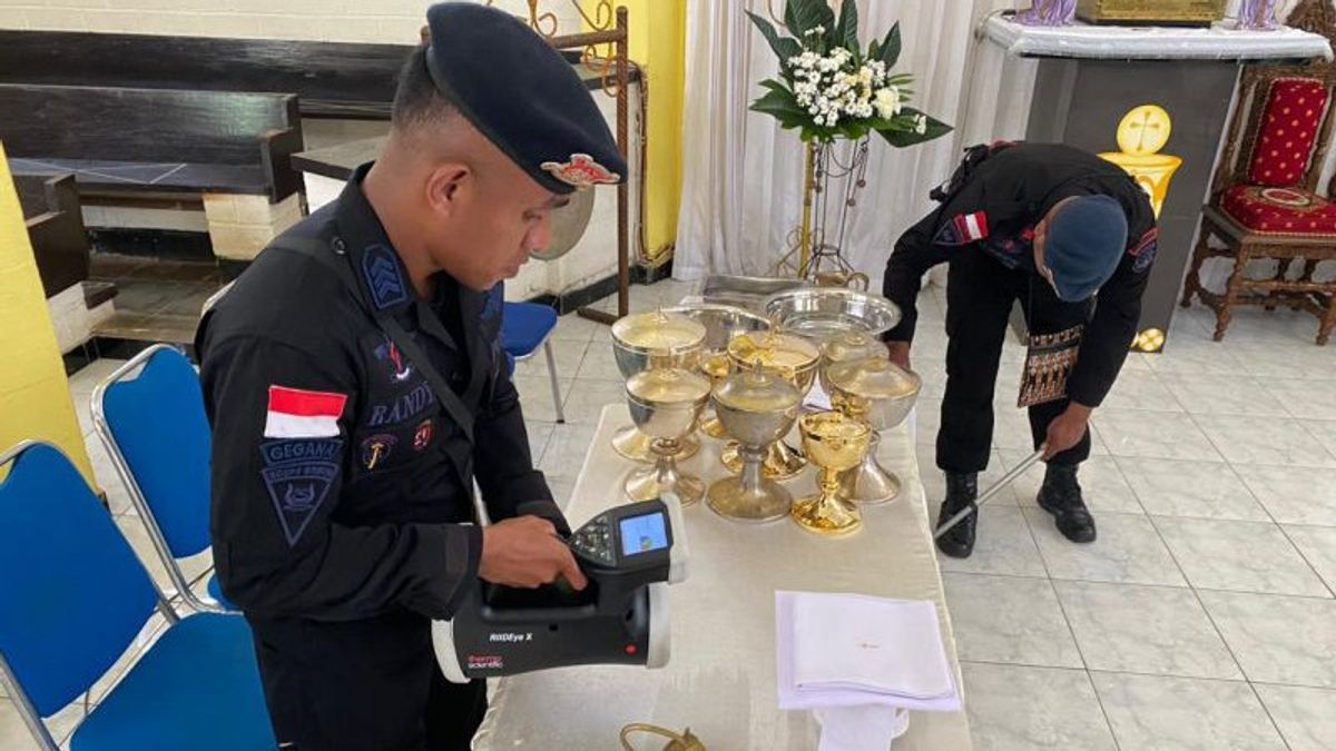 2 Hours Before Mass Thursday White, NTT Police Bomb Disposal Team Sterilizes Church In Kupang
