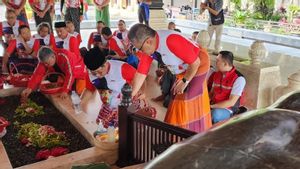 Nyekar ke Makam Bung Karno, Pramono Anung Doakan Tahun Politik 2024 Bisa Adem