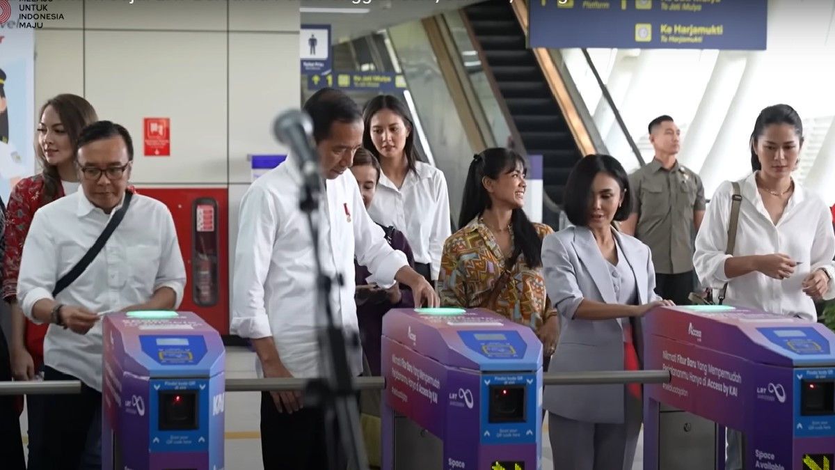 Momen Canggung di Gerbang Stasiun LRT, Jokowi Buka Palang Tap Kartu Yuni Shara, Ari Lasso Kebingungan