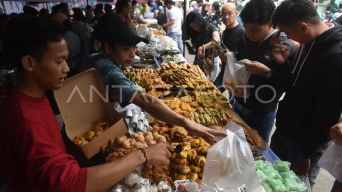 Officers Find Takjil Containing Hazardous Materials In A Number Of DKI Jakarta Food Centers