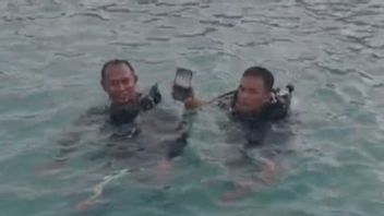 Le téléphone portable d'un touriste a sombré dans la mer de l'île de Pari, la police et Damkar ont procédé à une évacuation