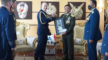 Commander Andika Gives Traditional Javanese Weapons To Australian Army Officers: One Of The Most Popular Weapons In Indonesia