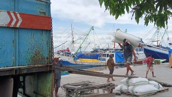 Extreme Weather, Disassembled Unload At Makassarcurrency Port