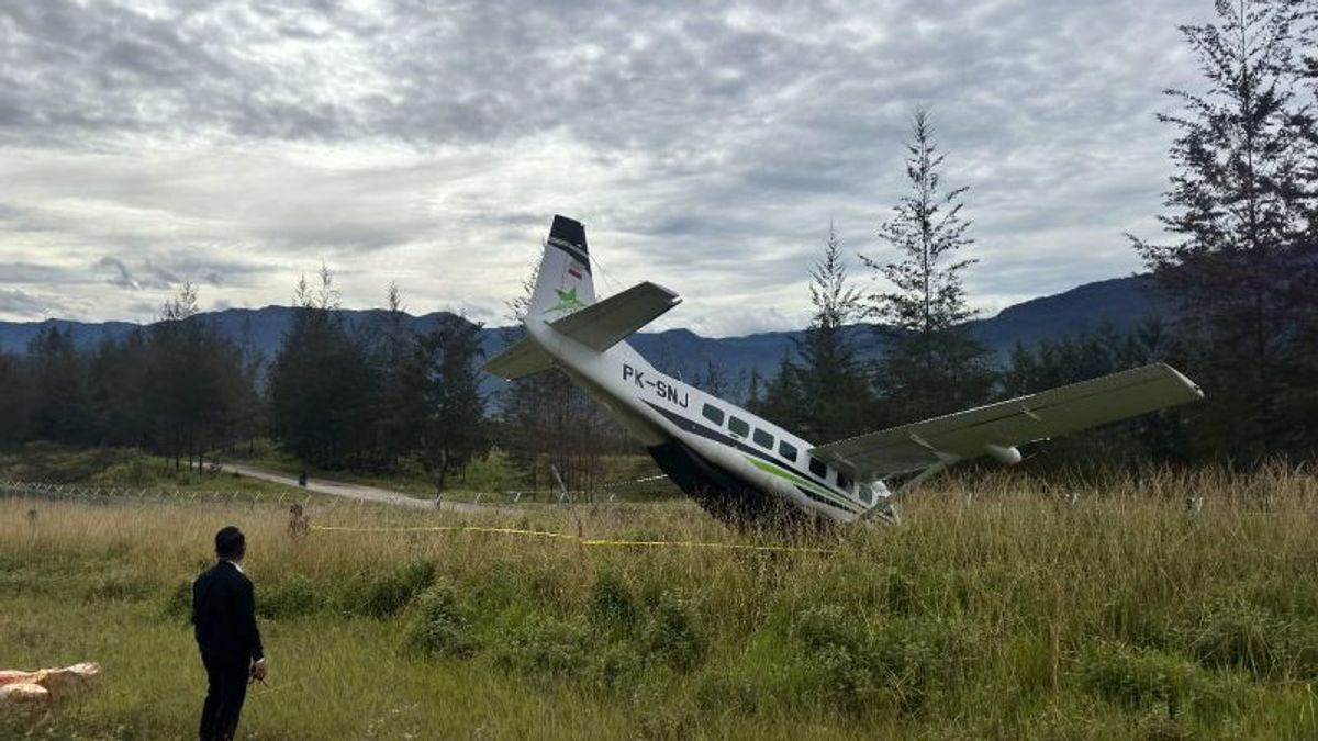 The National Police Ensures That Aminggaru Ilaga Airport Condition Papua Is Safe After The Smart Air Plane Slipped