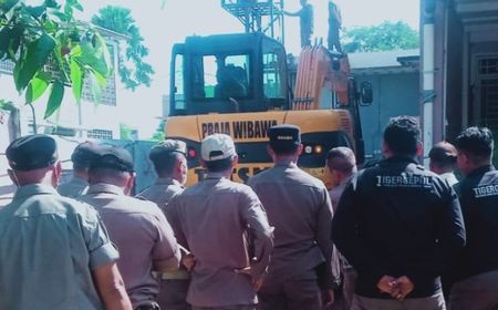 Garasi Pribadi di Tanah Fasum Perumahan Villa Bogor Indah Dibongkar Satpol PP