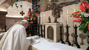 Le Pape François Exhorte Son Peuple à Aider Les Autres Le Jour De Noël