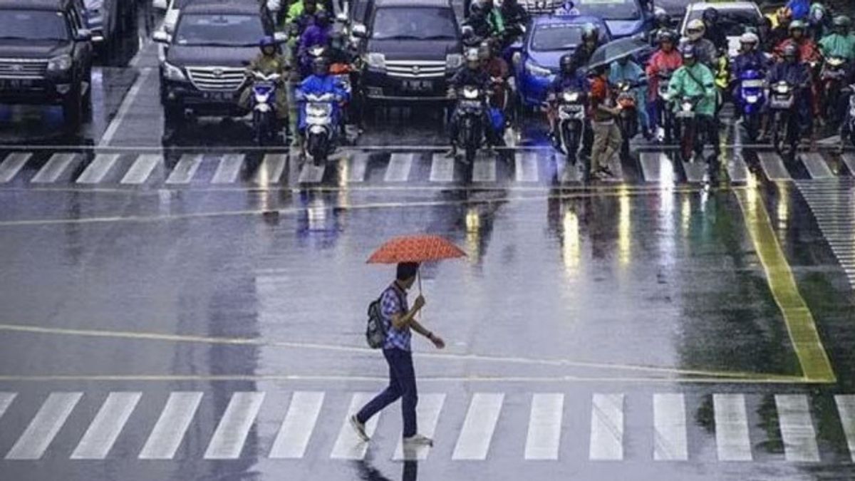 La pluie accompagnée de foudre devrait se produire lundi après-midi dans certaines parties de Jakarta