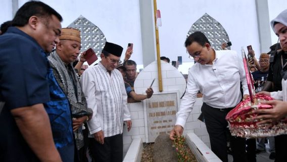 Visiter la tombe avec leurs petits-enfants, Anies Sebut figure de nanan Wartabone Originaire de Gorontalo exemple pour la génération suivante