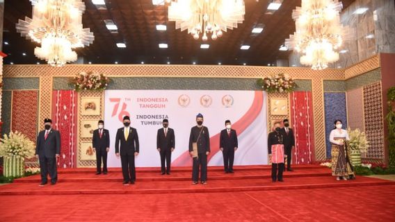 年次総会に出席し、マルーフ・アミン副大統領は伝統的なマンダルドレスを着ている