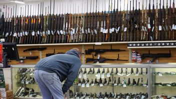 مشتبه به في إطلاق النار في موكب الذكرى السنوية الأمريكية يشتري خمسة بنادق وبنادق ومسدسات بشكل قانوني: مجموعة من 16 سكاكين وخناجر للسيوف