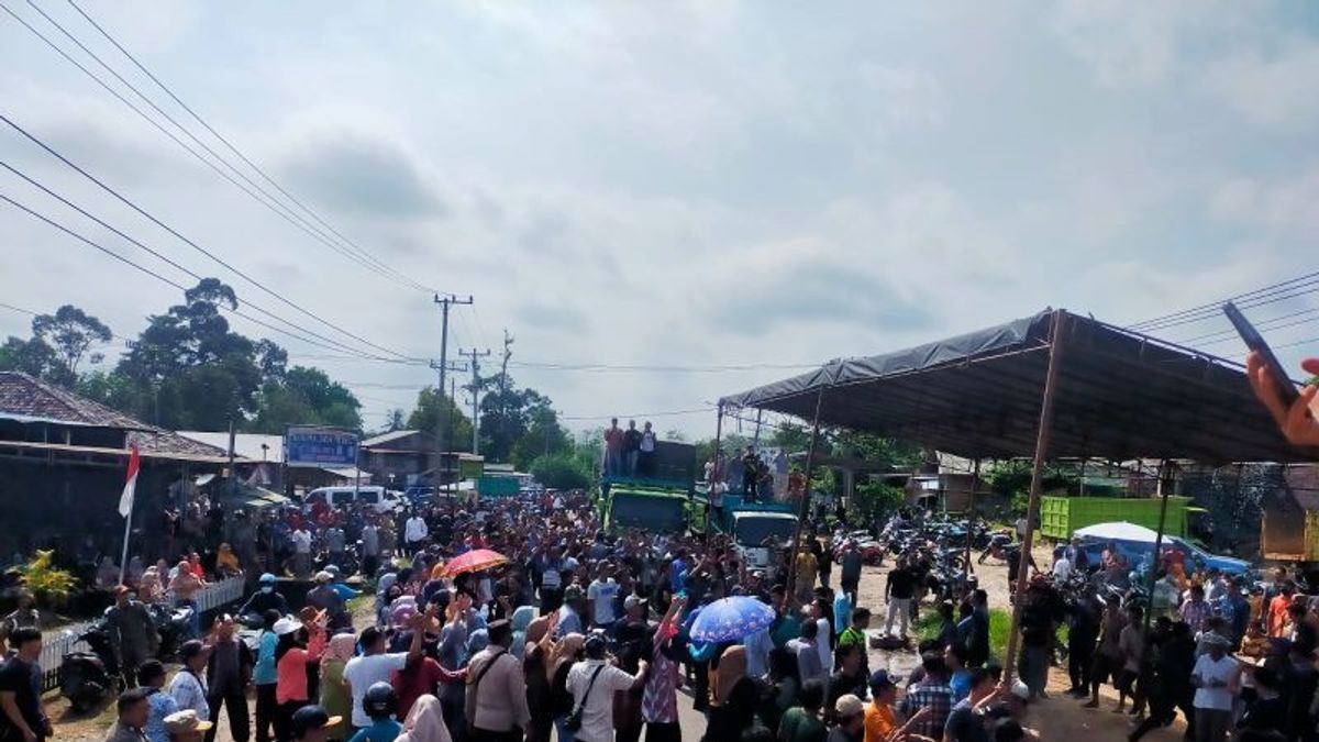 Marah Angkutan Batu Bara Langgar SE, Warga Batanghari Jambi Blokir Simpang Malapari, Jalan Lintas Tengah Sumatera Lumpuh