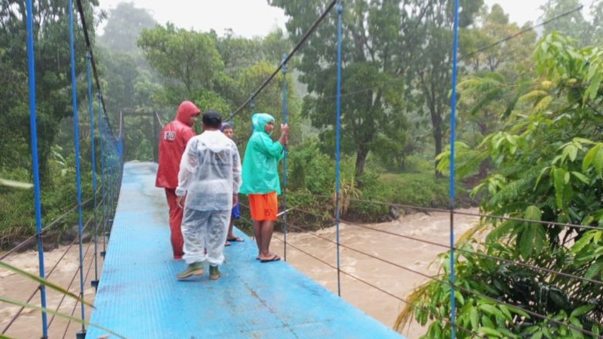 パダンの3人の生徒が、降り注ぐ雨の中、川で泳いでいる間に流された