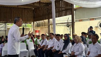 Menko Zulhas Akui Nelayan dan Peternak Ayam Masih Miskin